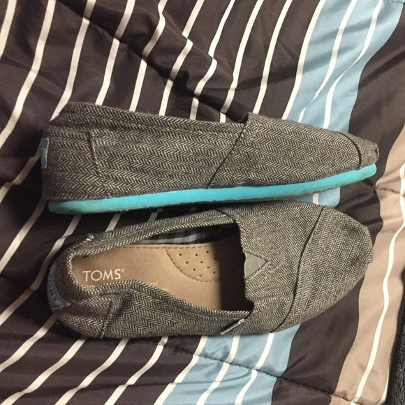 gray toms