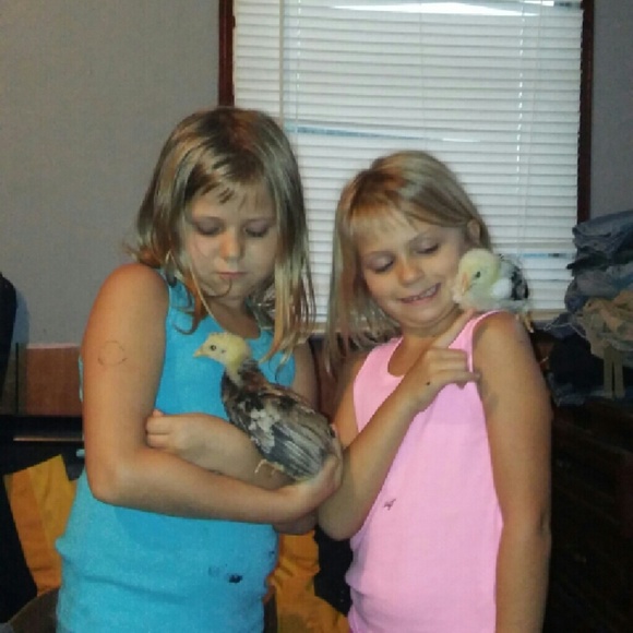 MEET YOUR POSHER, JENNIFER - Picture 3 of 4