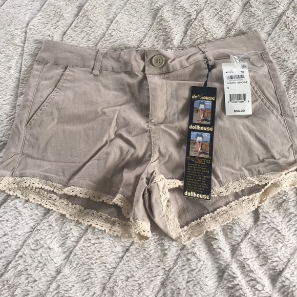 Khaki stretchy shorts with lace detail