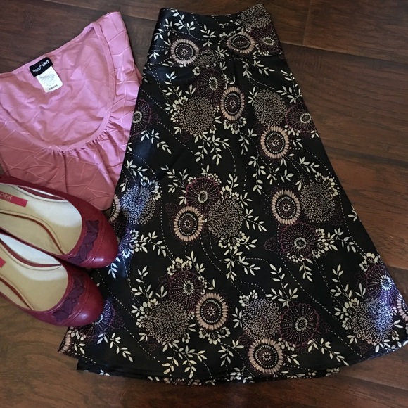 Black skirt with purple, pink, & tan flowers - Picture 1 of 4