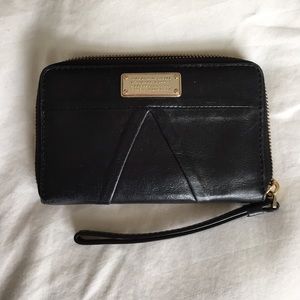 Marc Jacobs phone wristlet zip wallet