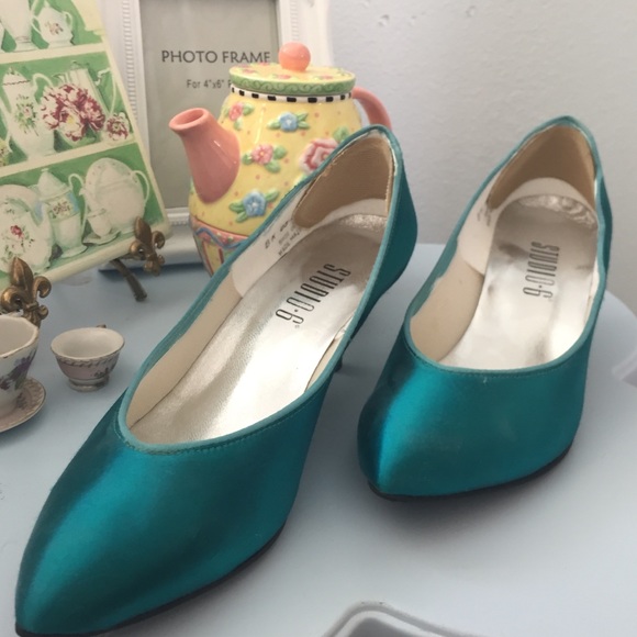 Vintage Studio 6 Turquoise  Satin Heels 2"