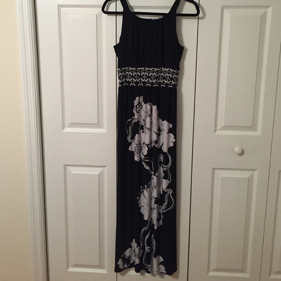 Size 6 petite black and white maxi