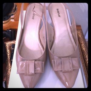 Avenue kitten heel pumps 9W