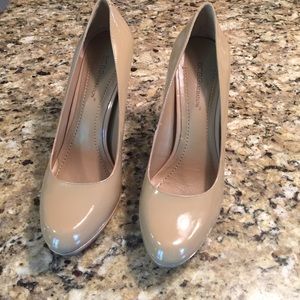 Gorgeous BCBG nude pumps!