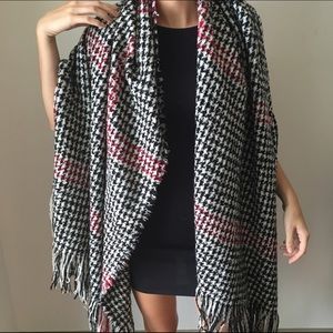 Steve Madden houndstooth shawl