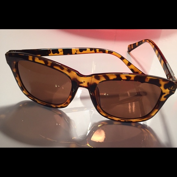 ❗CLEARANCE ️SALE❗️Tortoise shell sunglasses - Picture 2 of 3