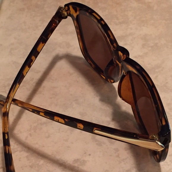 ❗CLEARANCE ️SALE❗️Tortoise shell sunglasses - Picture 3 of 3