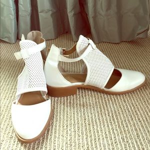 House of Harlow 1960 White leather bootie