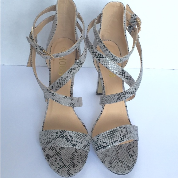 🆕MO68 STRAPPY Gray Sandals Size 9.5 - Picture 3 of 4