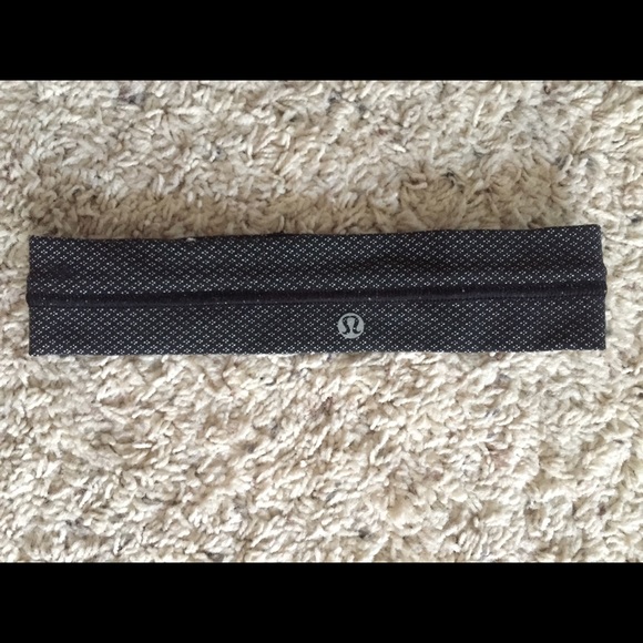 Black and gray lululemon headband
