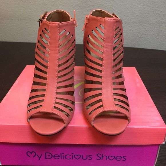 Size 7 shoes coral sandals