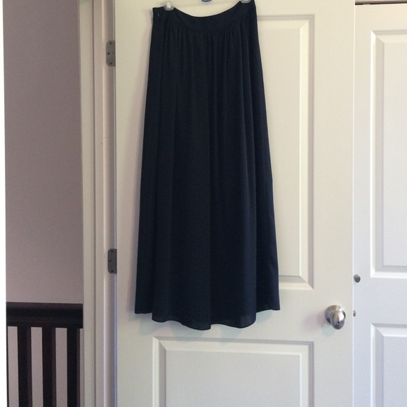 Long pleated navy skirt