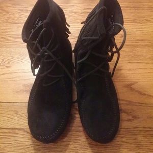 Minnetonka tramper boot size 9