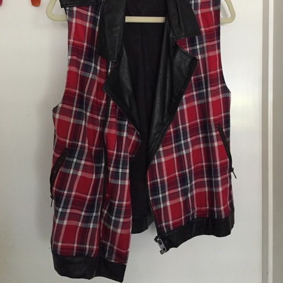 Plaid with faux leather trim vest size medium/l