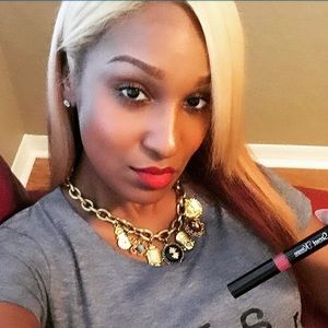 Meet your Posher, Lashana