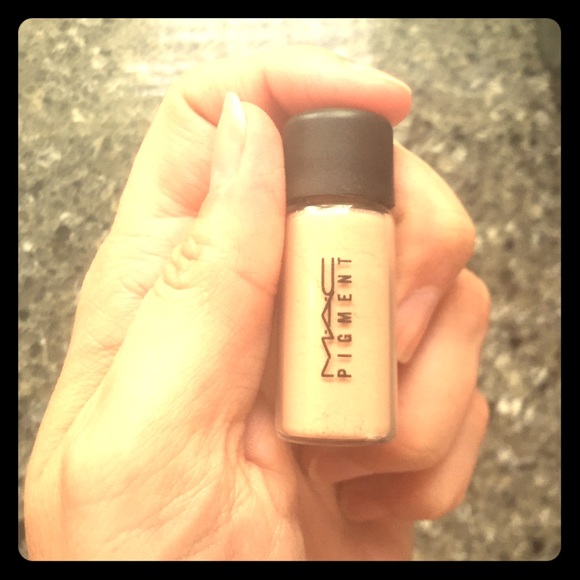 MAC Cosmetics Charm size pigment in Naked