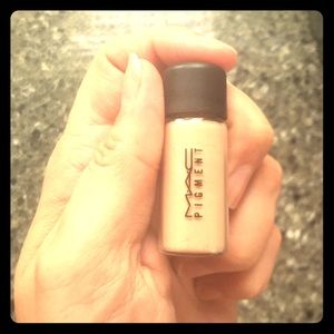 MAC Cosmetics Charm size pigment in Naked