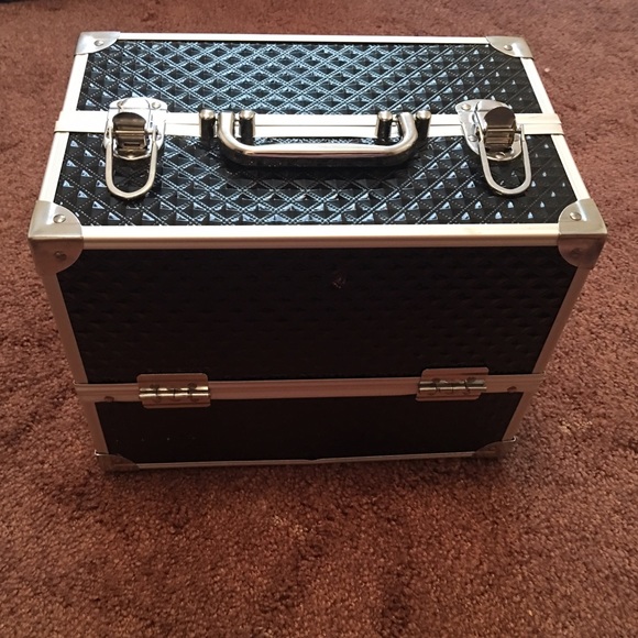 Makeup traincase