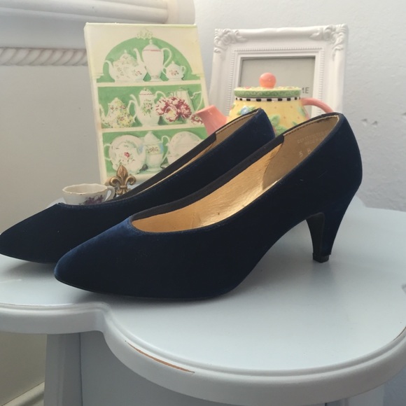 Vintage Blue Velvet Private Collection heels 2"