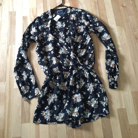BNWT Planet Blue floral boho romper size L - Picture 2 of 4