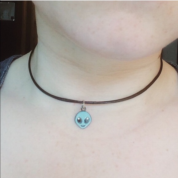 Alien emoji leather choker necklace - Picture 3 of 3