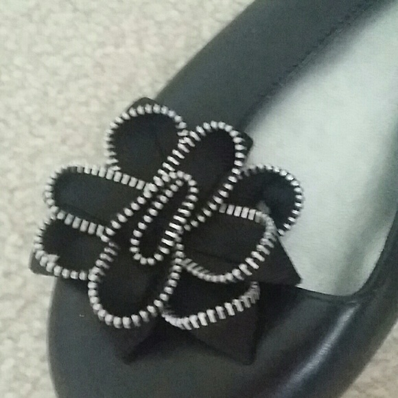 Black with flower detail with minimal heel flats - Picture 3 of 3