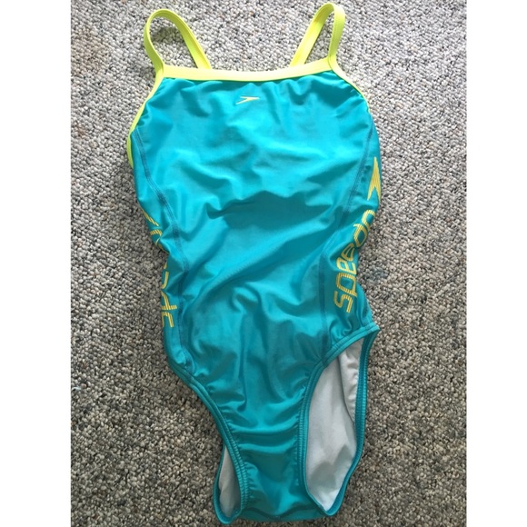 Woman's Speedo Swim Suit 🏊🏻 NEW