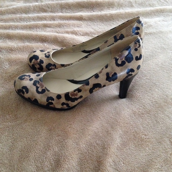 naturalizer animal print shoes
