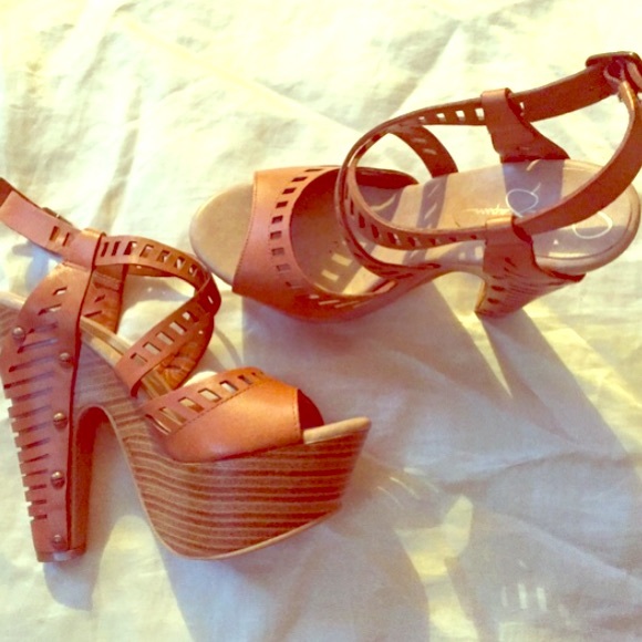 Jessica Simpson camel heels