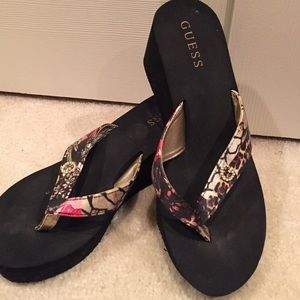 Guess rubber wedge flip flop