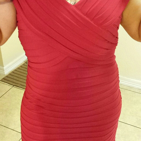Red dress - Picture 3 of 3