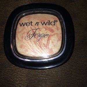 Wet n wild Fergie Rose Champagne Glow Highlight