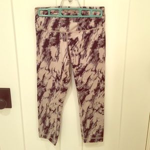 Lulu marble cropped leggings