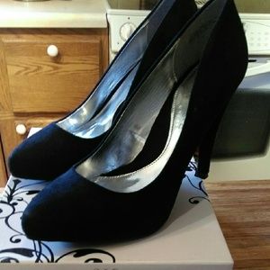 Ladies pumps, black suede. Size 9M. Worn 2x