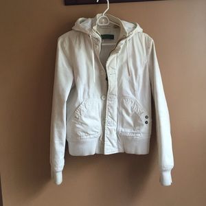 Amazing Aritzia White zip up jacket, Size Medium!