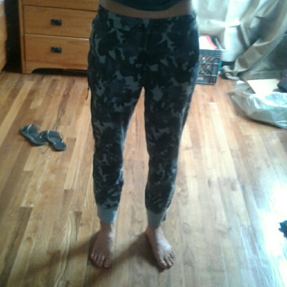 Reposh brand new Nike camo joggers!