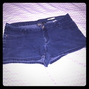 She wears short shorts! 💜