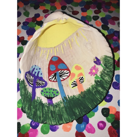 Hand painted sea shell ashtray/ room decor - Picture 1 of 1
