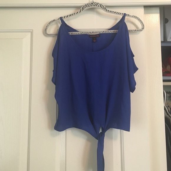 short sleeve blouse w openings in the shoulders