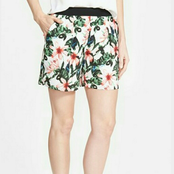 Vince Camuto Pants - ONLY 2DAY!!🆕🎉Vince camuto floral shorts🎉 NWT