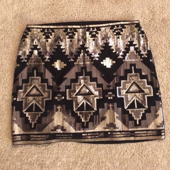 Very lightly worn Express Aztec Mini Skirt! - Picture 2 of 4