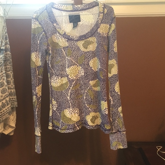 Long sleeve patterned tee! - Picture 3 of 4