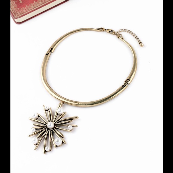 • SALE • Vintage Style Metal Star Necklace • - Picture 2 of 4