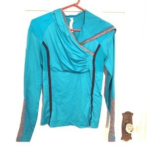 Lululemon pull over top with hood and thumb holes