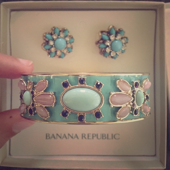 Tiffany blue Banana Republic cuff and earrings ⭐️