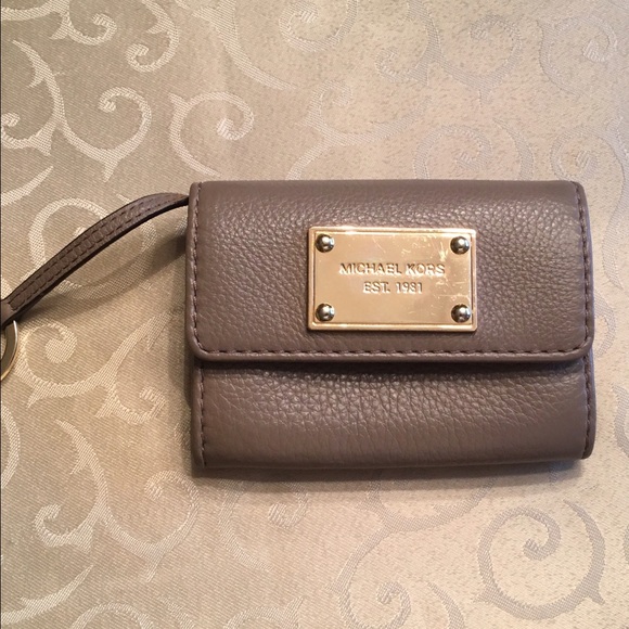 PRICE DROP ⬇️ Tan Michael Kors Wallet