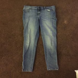 LOFT light wash ankle skinny Jean with zipper.