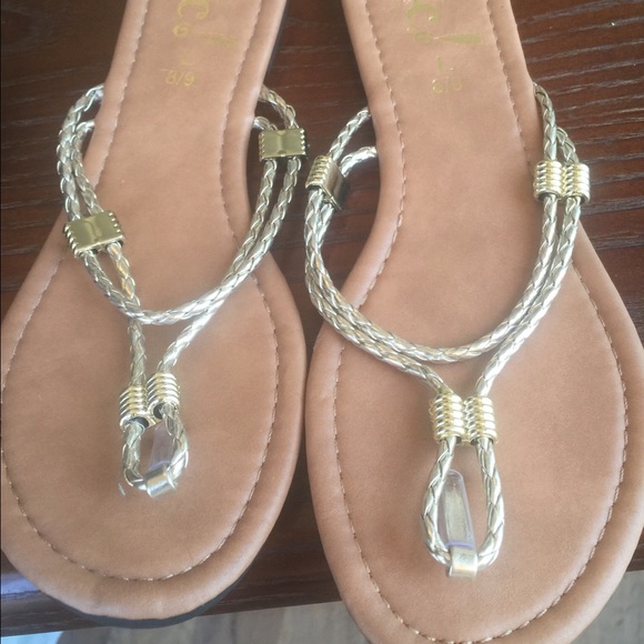 Size 8/9 flip flops from rue 21