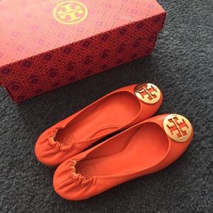 Tory Burch Logo Reva Flat、orange, size 6.5